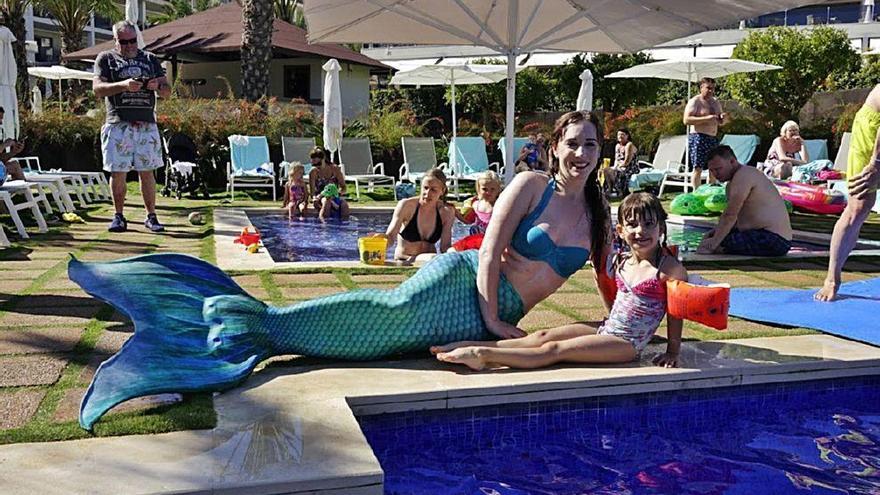 Mermaid Michelle en la piscina junto a una aprendiz de sirena.