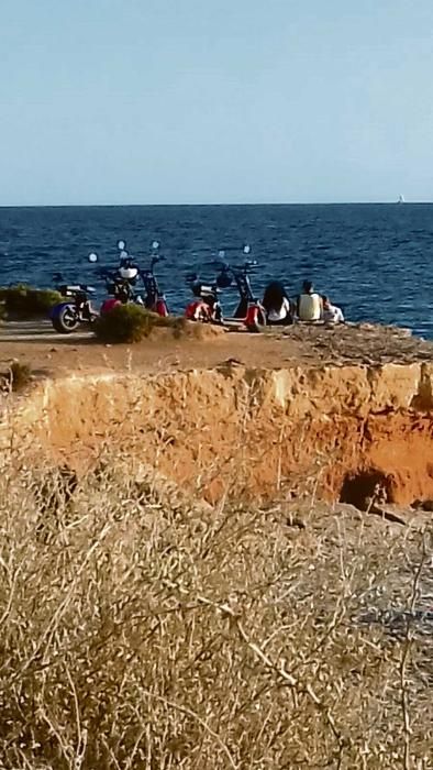 Turistas en motos eléctricas invaden es Carnatge