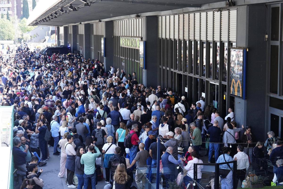 Exterior de la estación de Sants, cerrada al público, este lunes