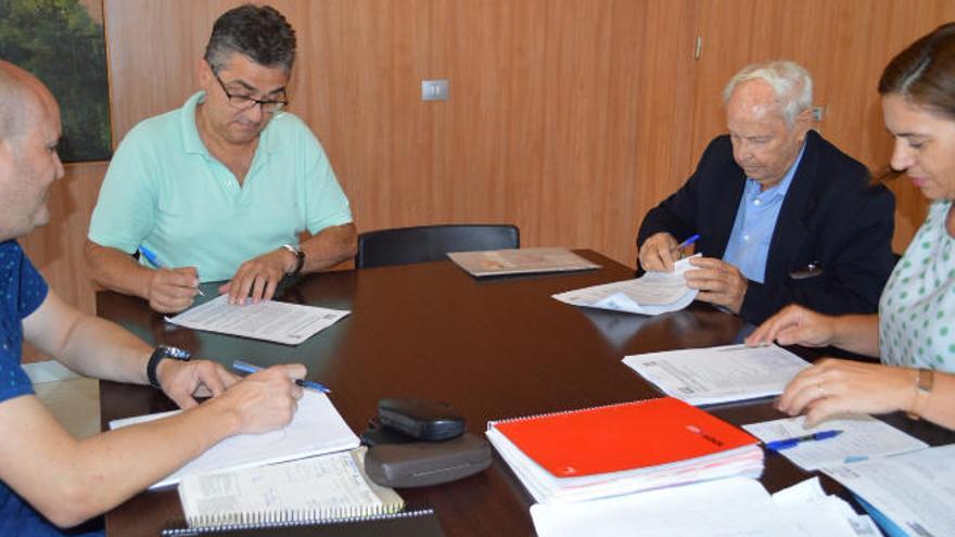 Juan Diaz durante la firma del convenio con los representantes de Surhisa,