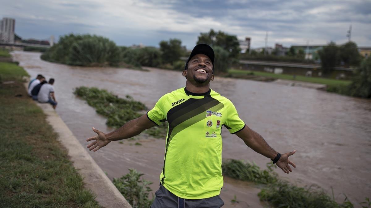 El atleta Patrick Chinedu Ike, en el parque fluvial del río Besòs.