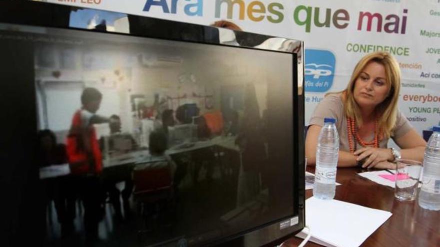 Maite Huerta visiona el polémico vídeo durante la rueda de prensa ofrecida ayer en la sede del PP.