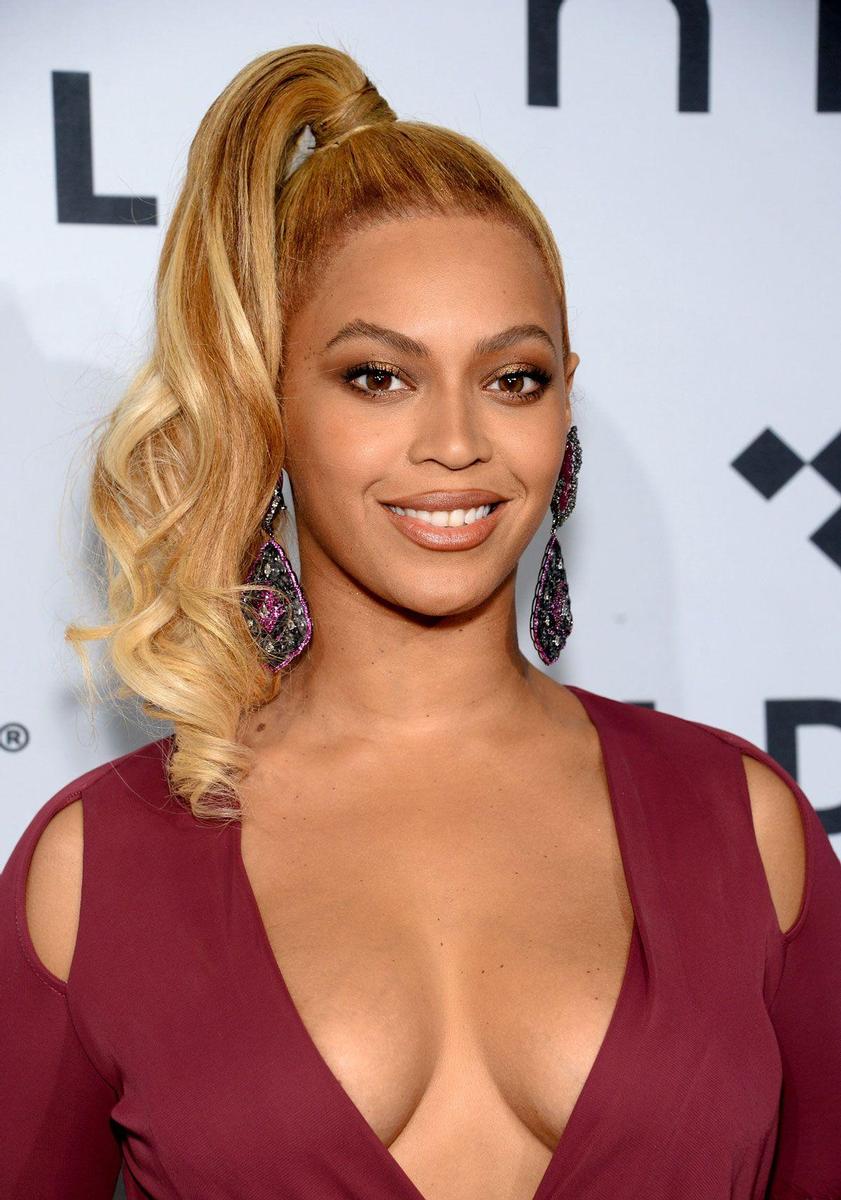 Beyoncé, muy sugerente con su escote