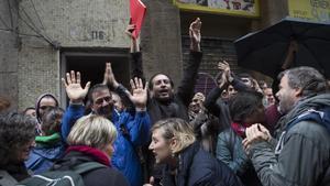 Un grupo de vecinos impide un desahucio en la calle Hospital de Barcelona.