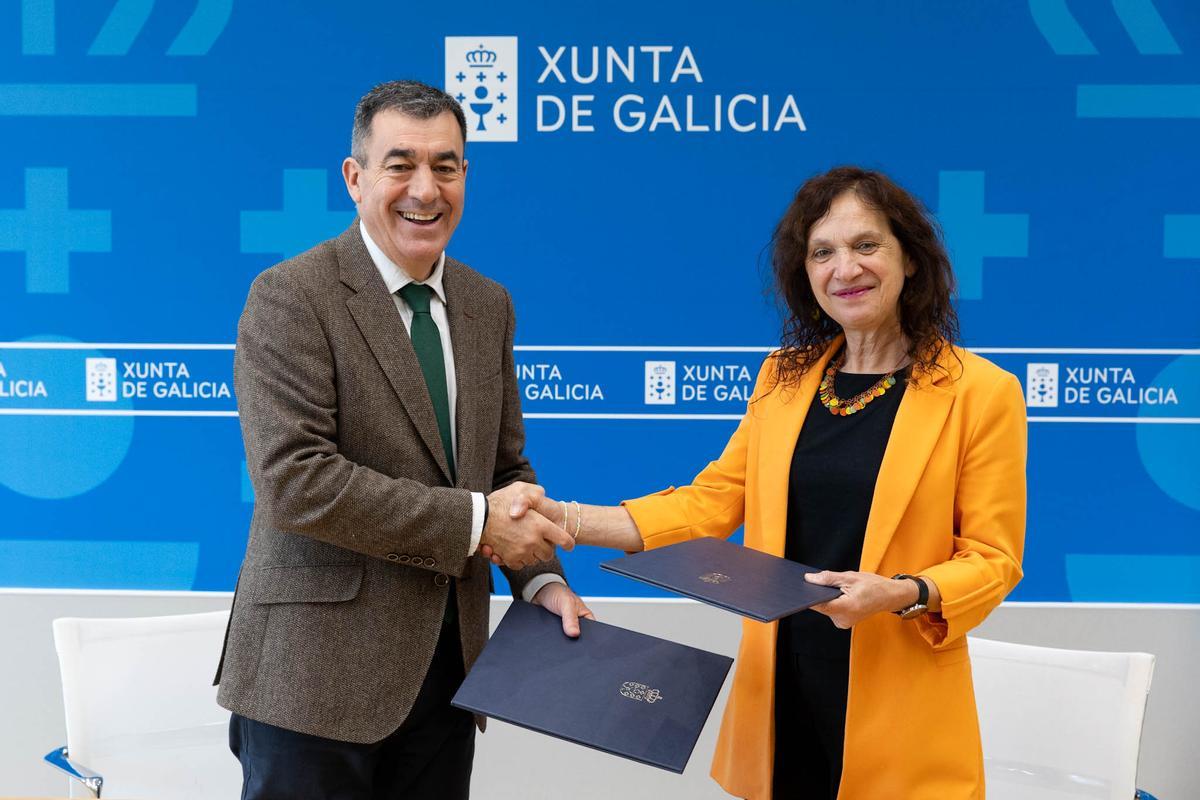 Román Rodríguez y María Rosa Álvarez, este miércoles, en Santiago.