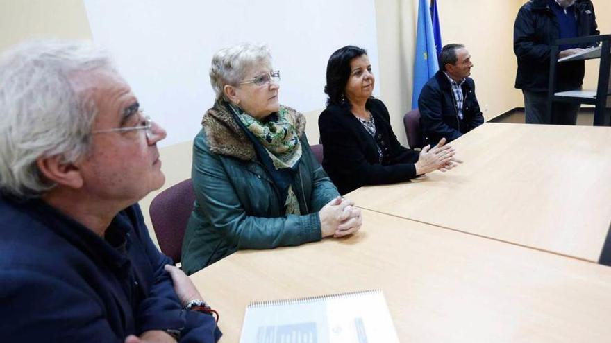 Por la izquierda, Alberto Vizcaíno, Carmen Fernández, María Jesús Álvarez, Eloy Sopeña y Jaime Menéndez Corrales, ayer, en San Juan de la Arena.