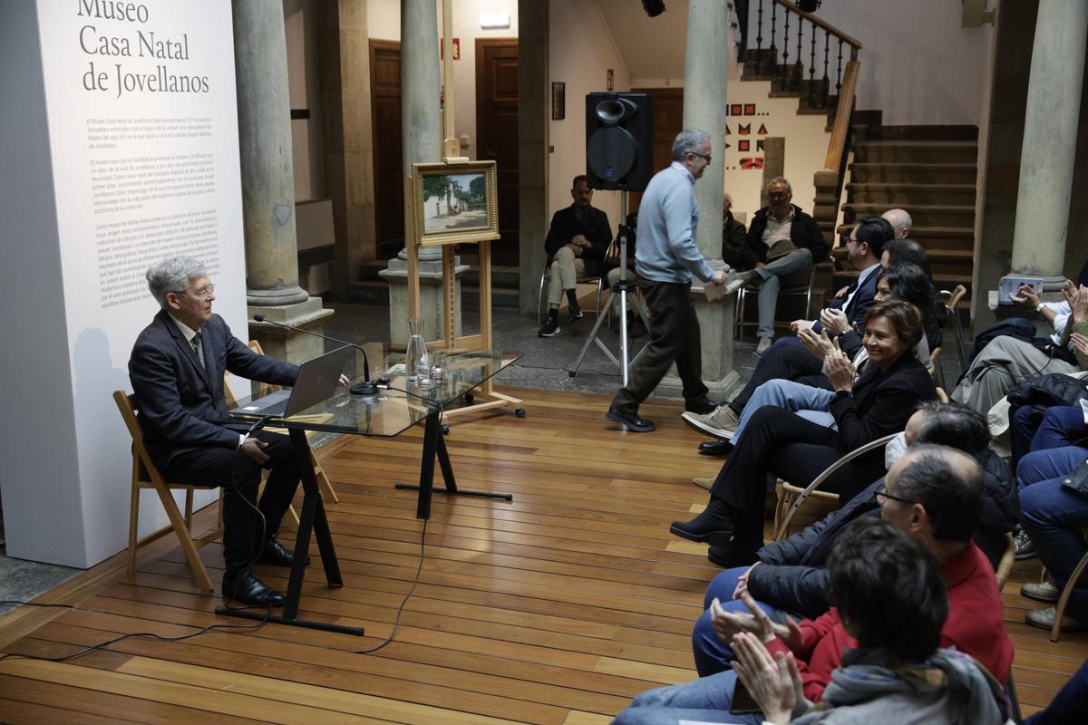 La Casa Natal de Jovellanos de Gijón incorpora a su exposición el lienzo "Domingo en Somió", de Martínez Abades: en imágenes La Casa Natal de Jovellanos de Gijón incorpora a su exposición el lienzo "Domingo en Somió", de Martínez Abades: en imágenes