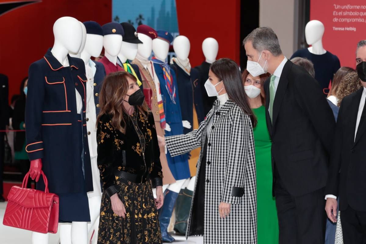La reina Letizia y el rey Felipe VI saludan a la diseñadora Teresa Helbig en FITUR