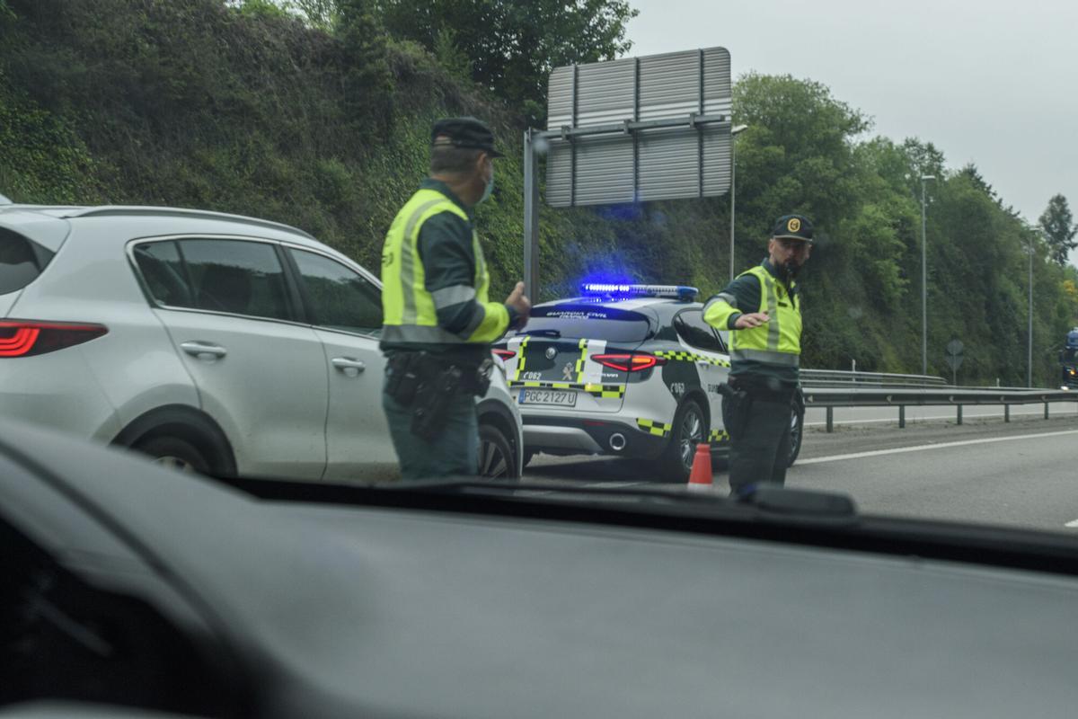 AGENTES Y UN COCHE DE LA GUARDIA CIVIL. ACCIDENTE DE TRAFICO. CHOQUE DE MOTO CONTRA EL QUITAMIEDOS. 1 MUERTO. MOHAMED M. I. LA BOLGACHINA