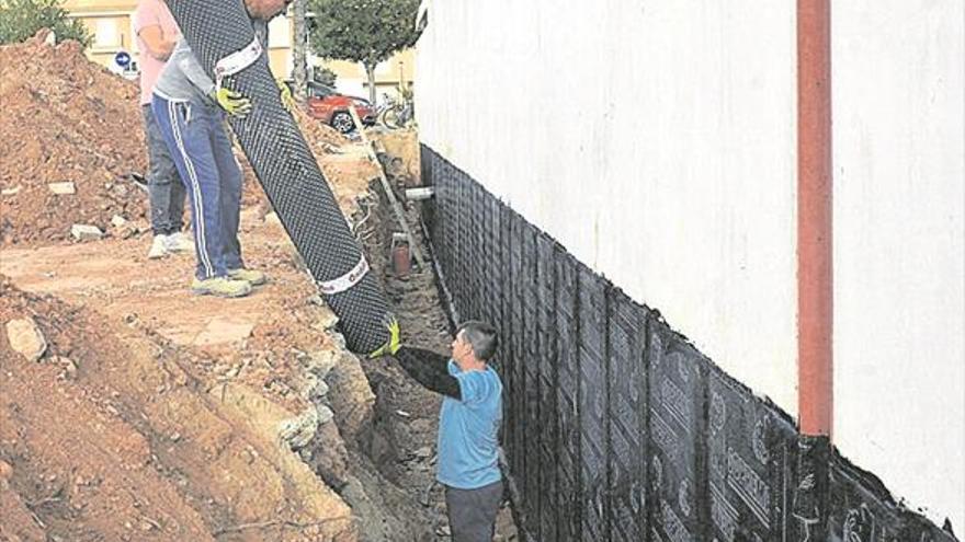 Moncofa actúa en el polideportivo para evitar las filtraciones de lluvia