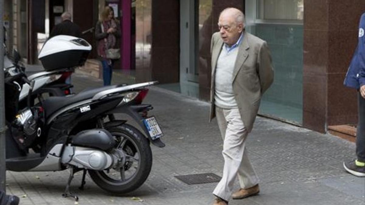 El 'expresident' Jordi Pujol sale de su despacho, en la calle de Calàbria de Barcelona.