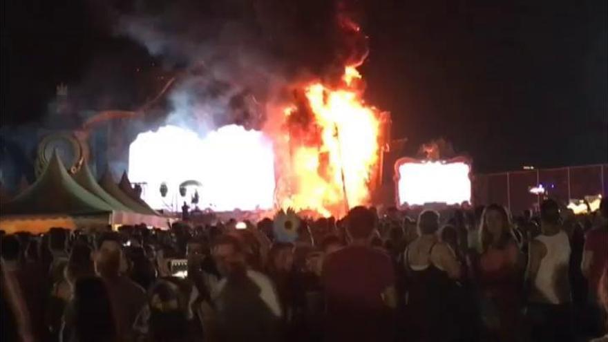 Así ardió el escenario principal del festival Tomorrowland de Barcelona