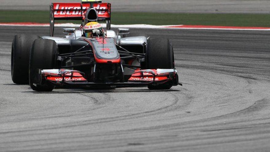 Hamilton y McLaren dominan a placer los ensayos de Malasia