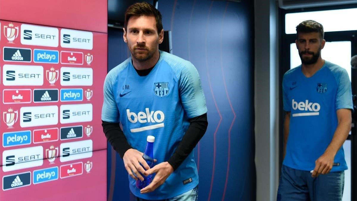 Messi entra en la sala de prensa de la ciudad deportiva de Sant Joan Despí junto a Piqué.