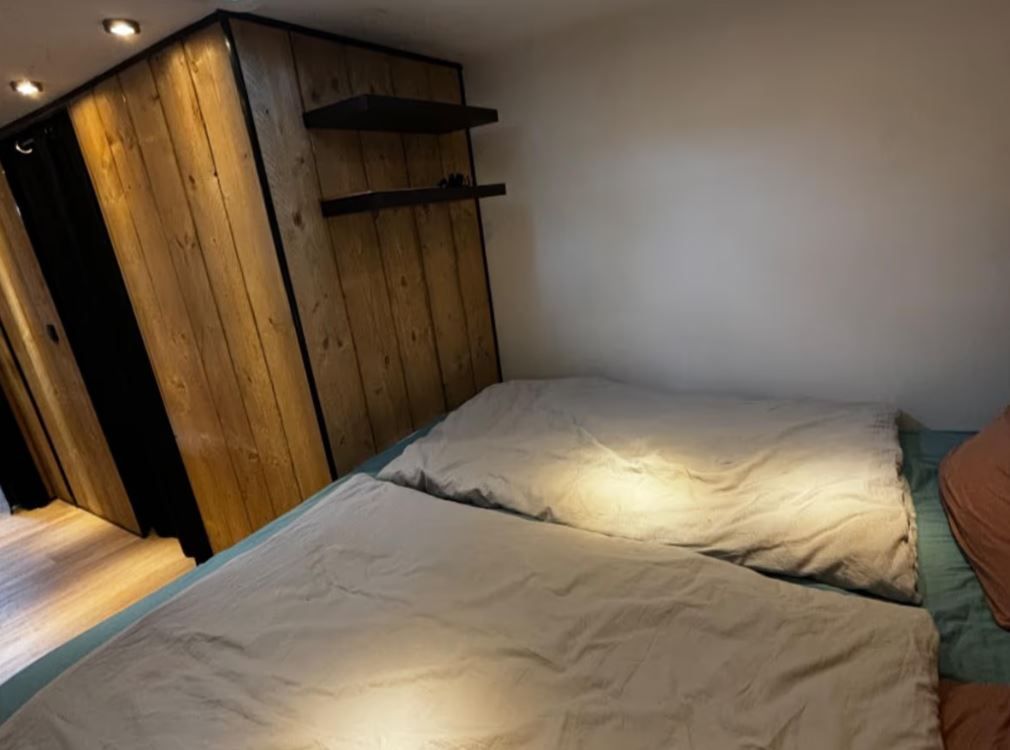 Venden como vivienda una caravana en un camping de Ibiza por 90.000 euros