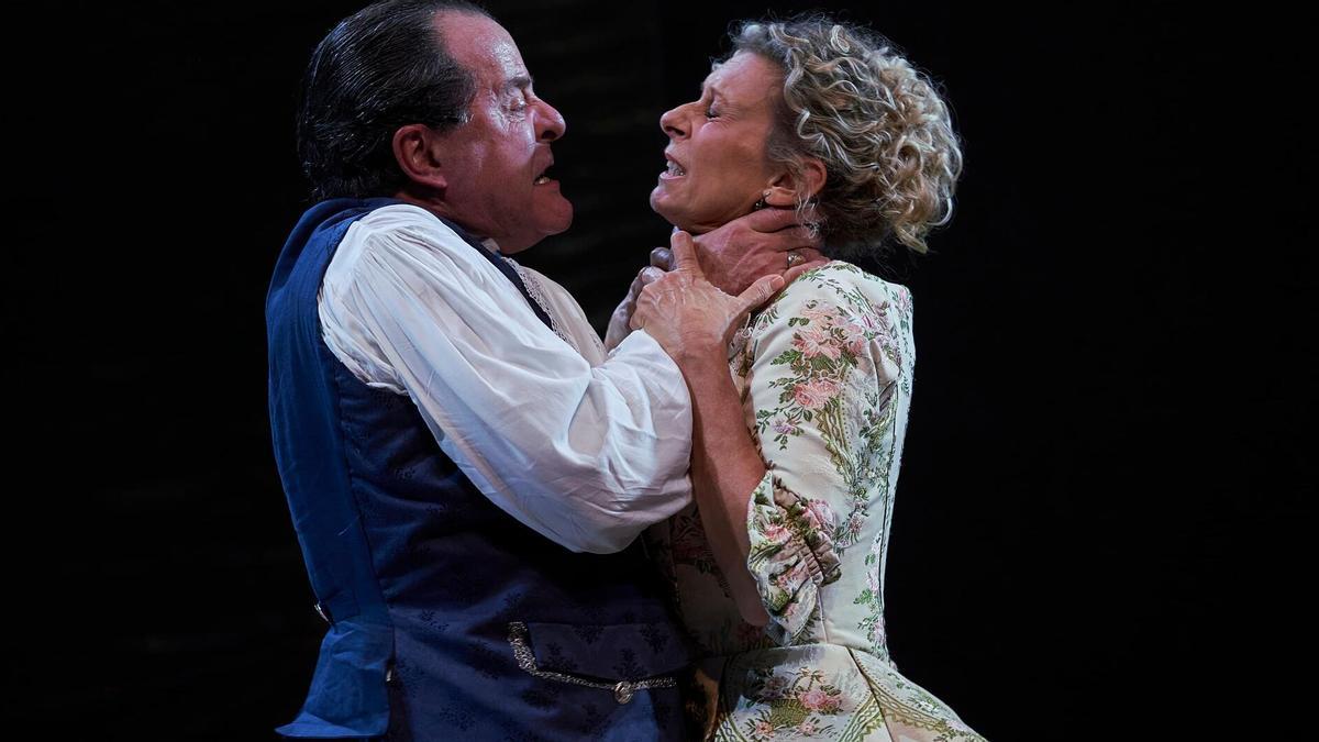 Una fotografia de l'obra de teatre "Una corona d'espines" dirigida per Xavier Albertí que arribarà a la programació de Figueres Escena el 2026.