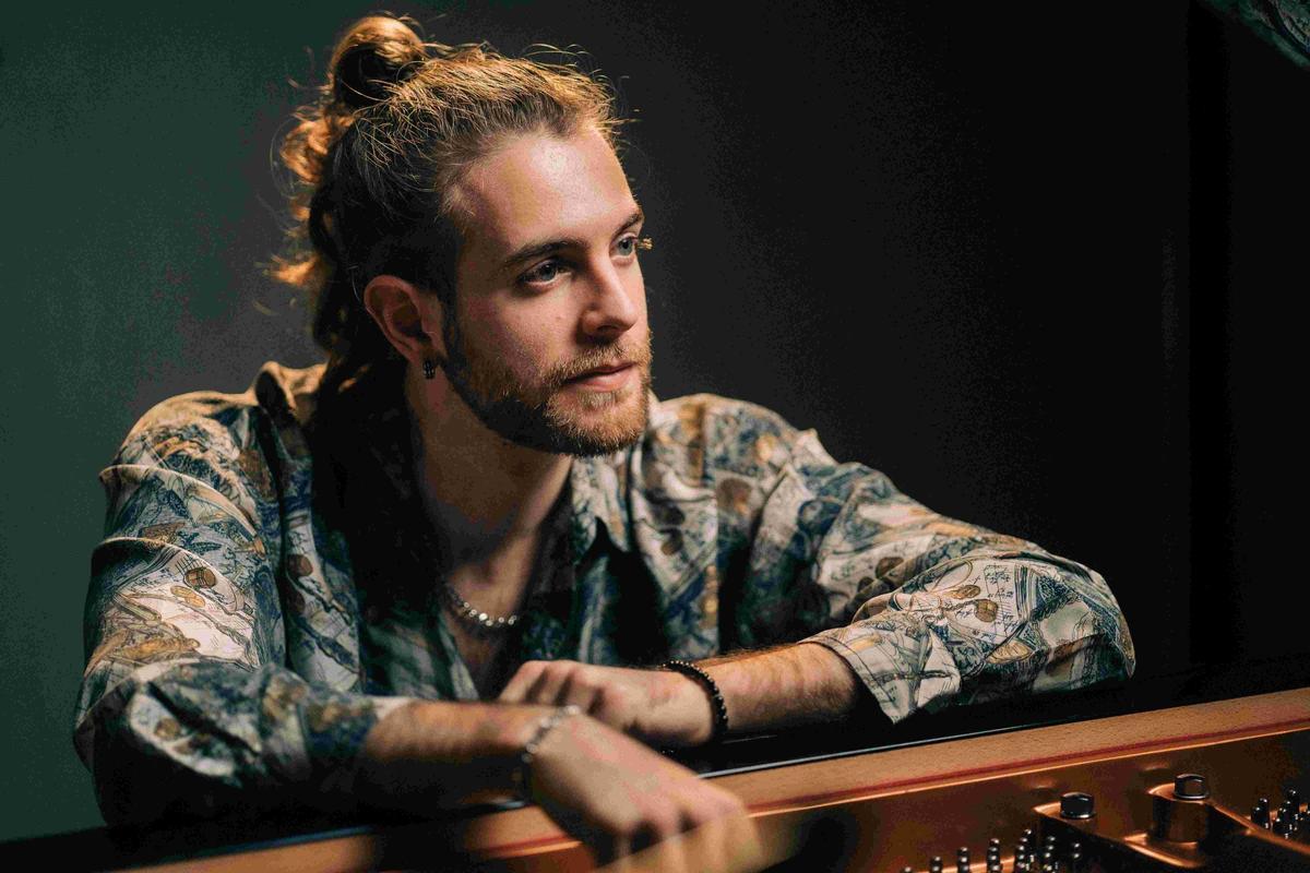 El pianista Andrés Barrios, nominado en 2025 a los Grammy Latinos.