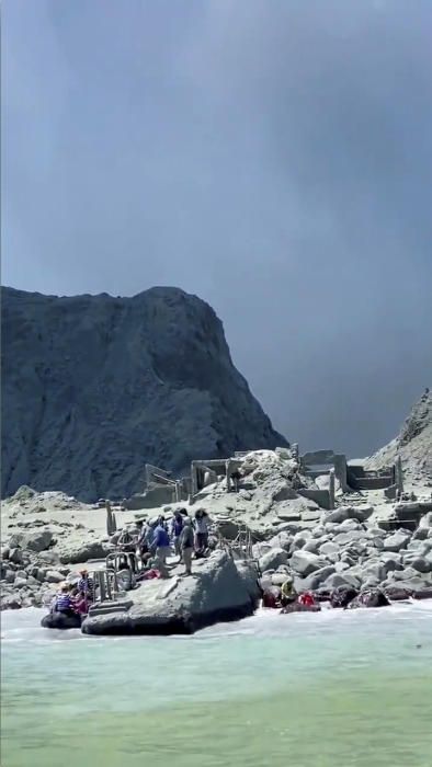 Erupción del volcán Whakaari en Nueva Zelanda.