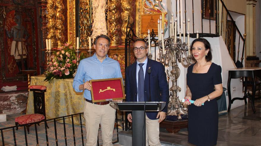 Los azules obsequian a Gil Jódar con un bordado en oro del Castillo de Lorca