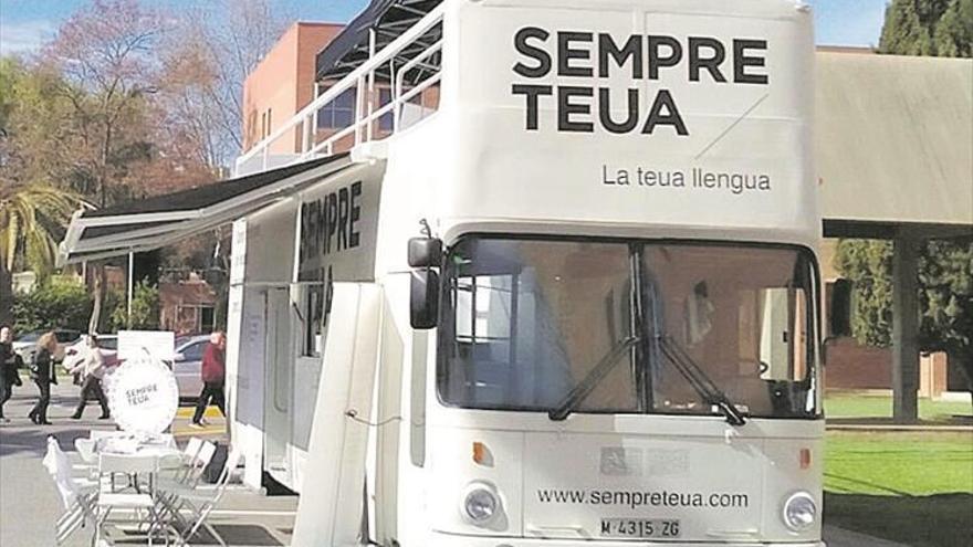 El Bus de la Llengua arriba a Vinaròs després de passar per Morella