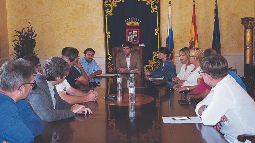 Un momento de la reunión mantenida por el alcalde, Emilio Navarro, con empresarios afectados.