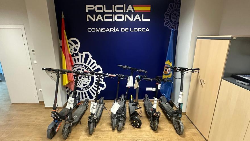 La Policía Nacional busca a los dueños de ocho patinetes eléctricos recuperados en Lorca