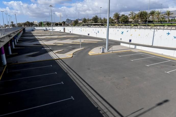 26-03-20  GRAN CANARIA. AEROPUERTO DE GRAN CANARIA. INGENIO TELDE. . Efecto del Covid-19 en el Aeropuerto de Gran Canaria, plataforma de aparcamiento de aviones vacía, últimos turistas y últimos en llegar.  Fotos: Juan Castro.