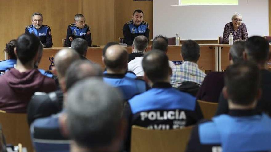 Pepa Sanz, a la derecha, se dirige a los agentes policiales en presencia de varios mandos.