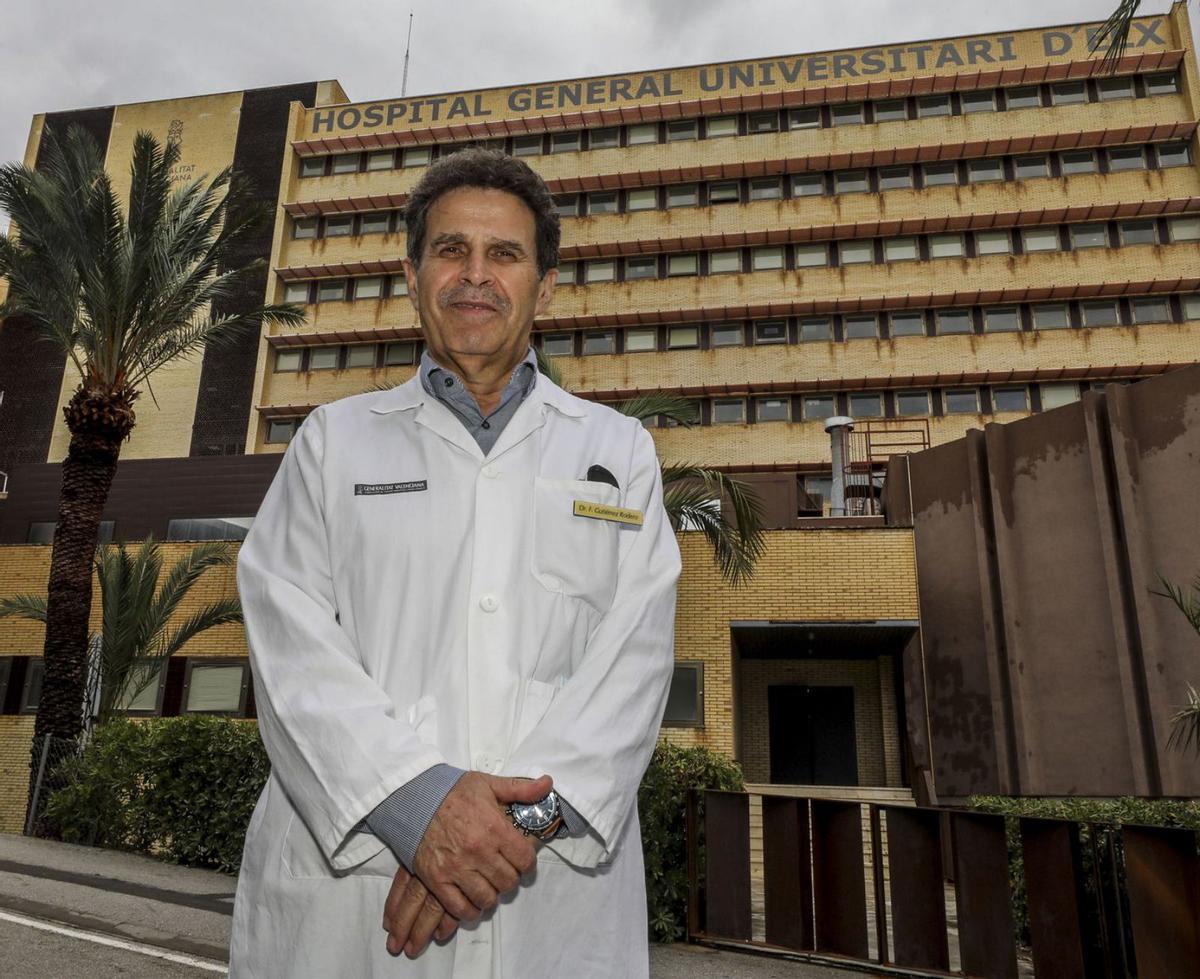 El doctor Félix Gutiérrez posa para la entrevista, ayer, frente al Hospital General de Elche.  | ANTONIO AMORÓS