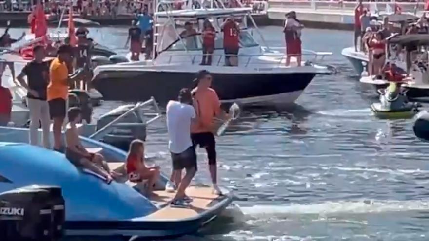 Brady y Gronkowski se lo pasan en grande lanzándose el trofeo de la Superbowl