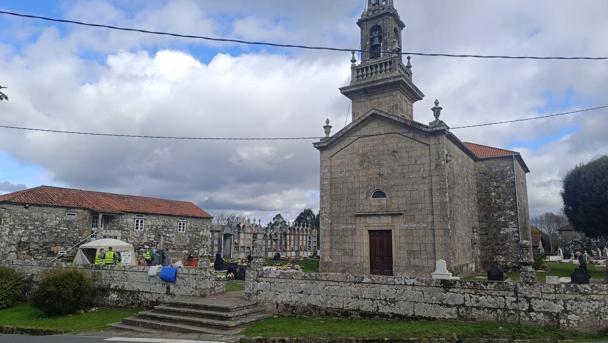 La fosa común se encuentra junto a la iglesia de Santa María de Luou, en Teo