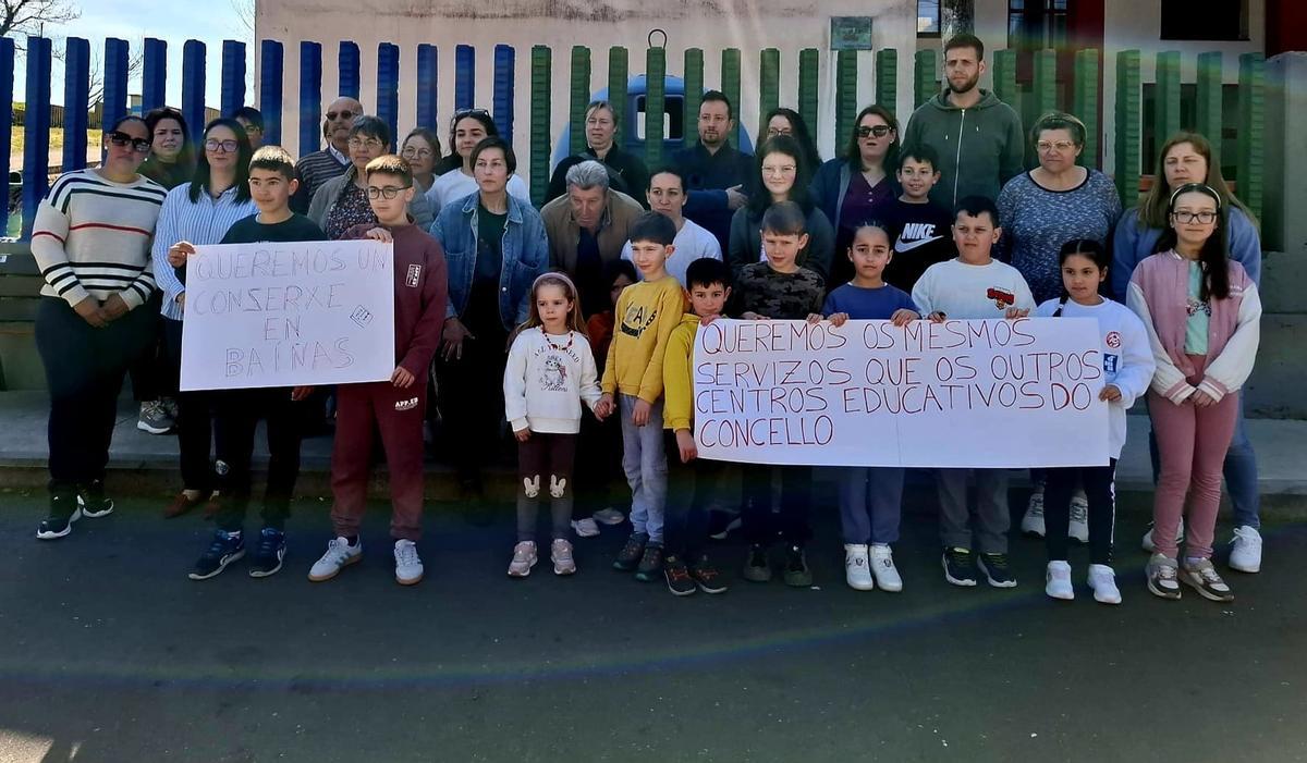 Pais, nais e escolares concentrados diante do colexio de Baíñas.