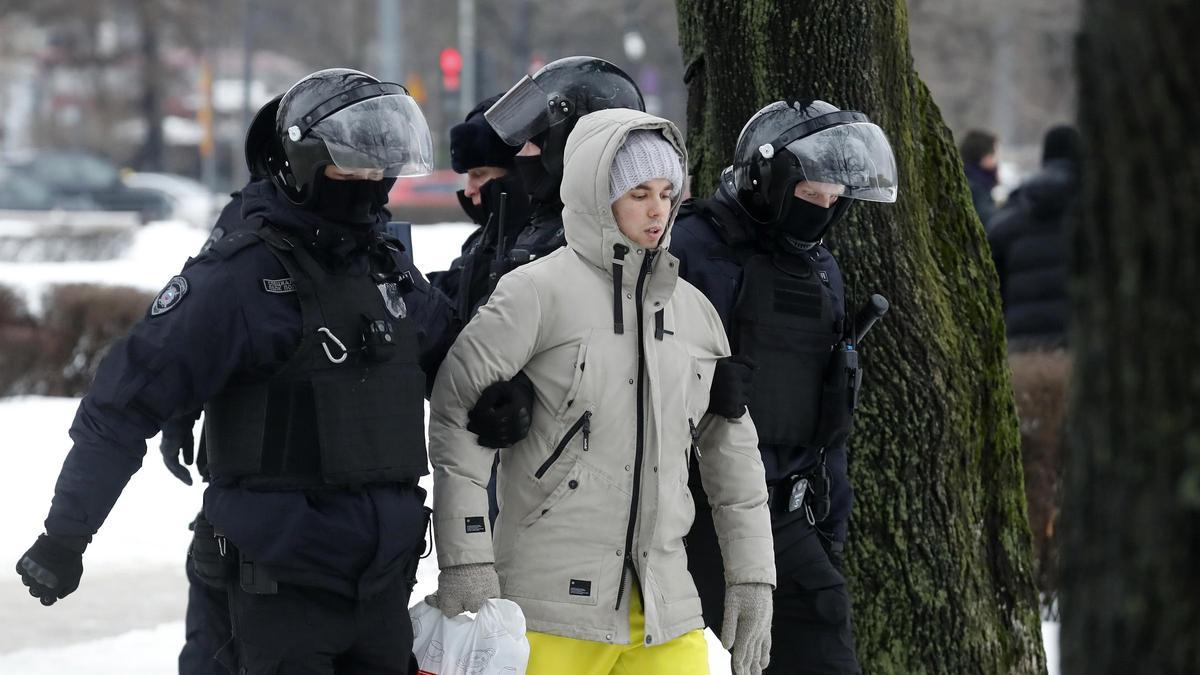 Agentes de policía arrestan a un manifestante en San Petersburgo.