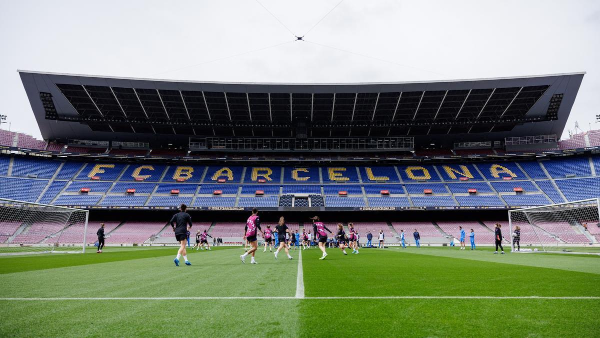 Las jugadoras del Barça entrenan en el Camp Nou antes del clásico europeo con el Madrid.