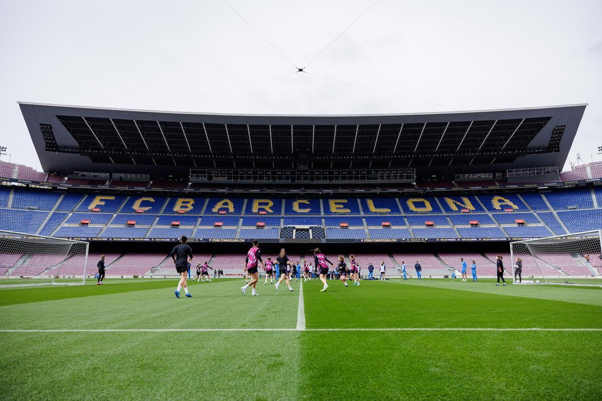 Las jugadoras del Barça entrenan en el Camp Nou antes del clásico europeo con el Madrid.