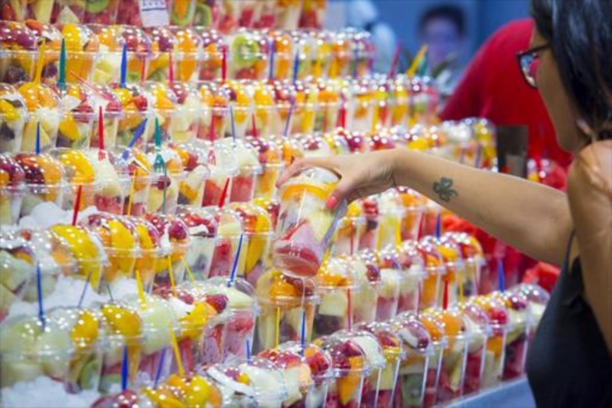 Zumos y frutas de la Boquería 8 El plástico ha adquirido preponderancia en la alimentación y los mercados.