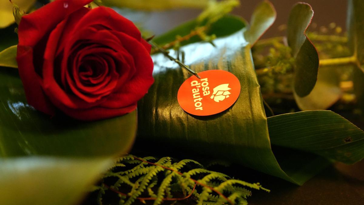 El distintivo ganador del proyecto 'Rosa d'autor' de Sant Jordi realizado por Paula Jericó.