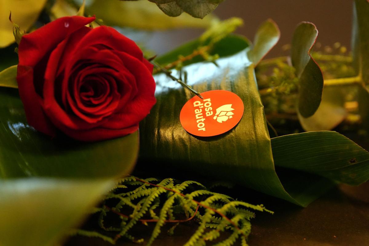 El distintivo ganador del proyecto 'Rosa d'autor' de Sant Jordi realizado por Paula Jericó.