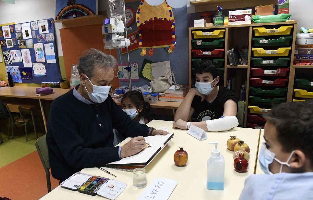 Pedro Cano lleva la pintura a Oncología Infantil de la Arrixaca
