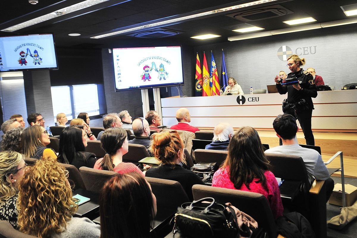 La agente Ana Guillem explica el correcto funcionamiento de las cantimploras que transportan la pólvora