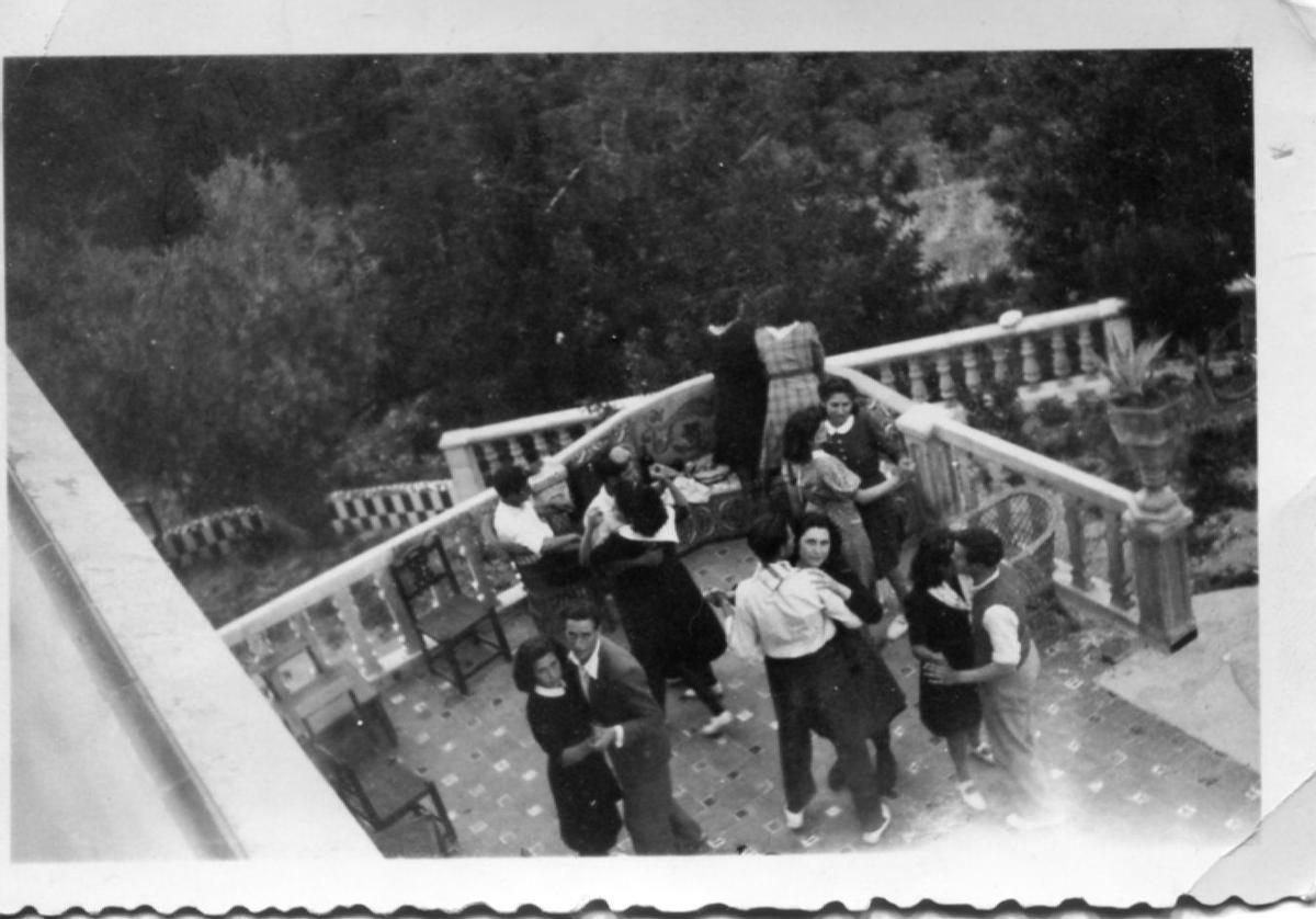 Fotografia antiga de joves ballant en un "guateque", en una terrassa.