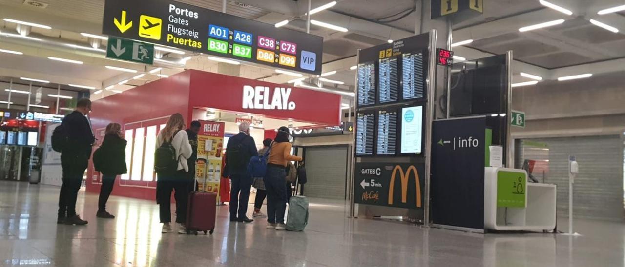 Pasajeros esperan sus vuelos en el aeropuerto de La Palma