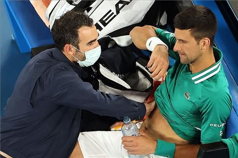 Djokovic es atendido por el fisio del torneo.