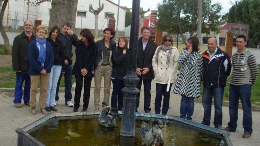 José Antonio Prada (quinto por la derecha) junto a los miembros de la candidatura del PSOE al Ayuntamiento saucano.