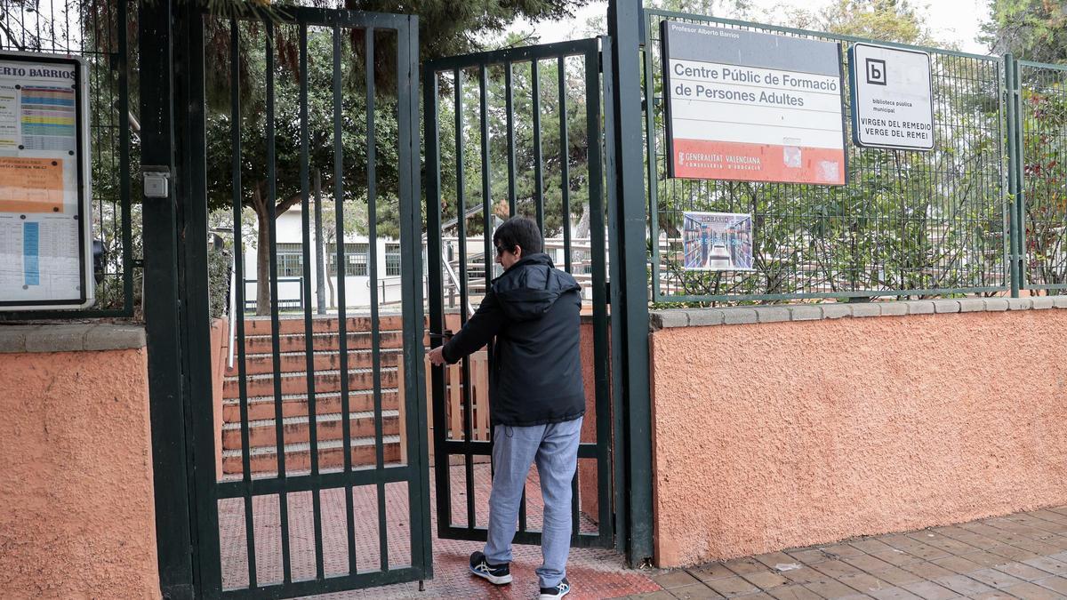Uno de los miembros del equipo directivo abriendo este martes por la mañana el centro formativo.