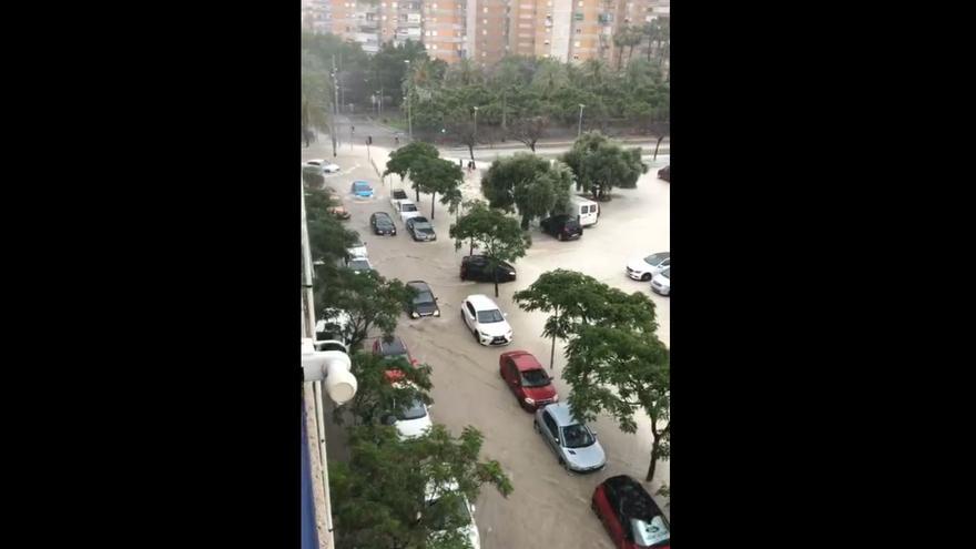 Una fuerte tormenta descarga sobre Alicante e inunda varias calles
