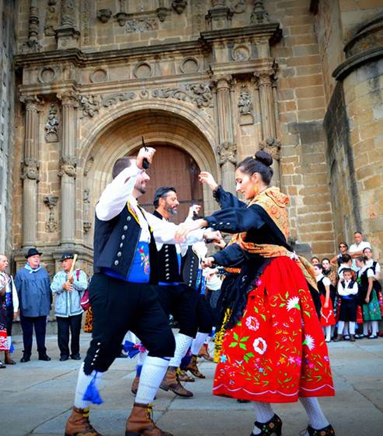 Los bailes ante la catedral de Plasencia son parte del Martes Mayor