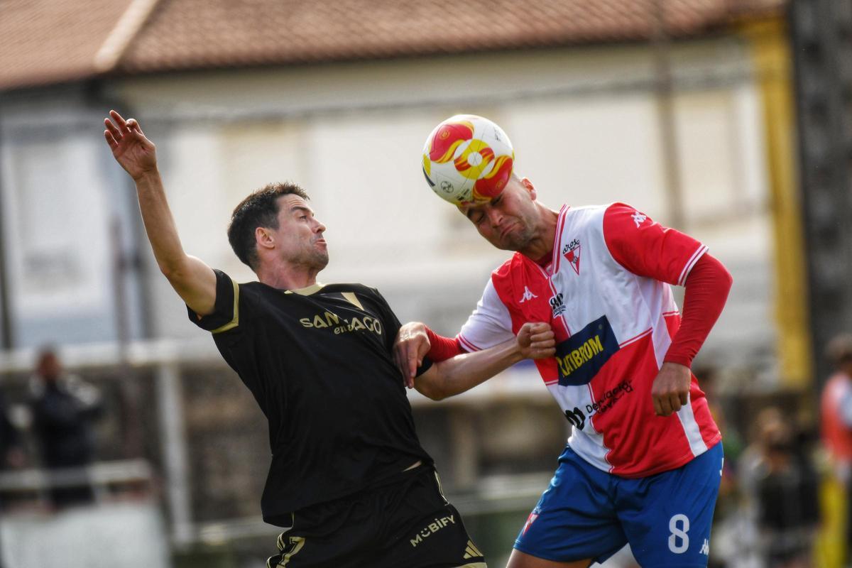 Adrián Armental pugna con un jugador del Arosa SC por la posesión del balón durante el choque en A Lomba.
