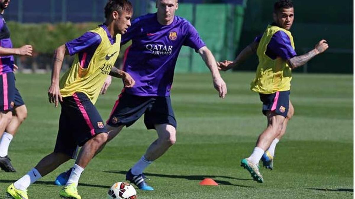 Neymar, Mathieu y Alves en un entrenamiento del FC Barcelona en la Ciutat Esportiva de Sant Joan Despí
