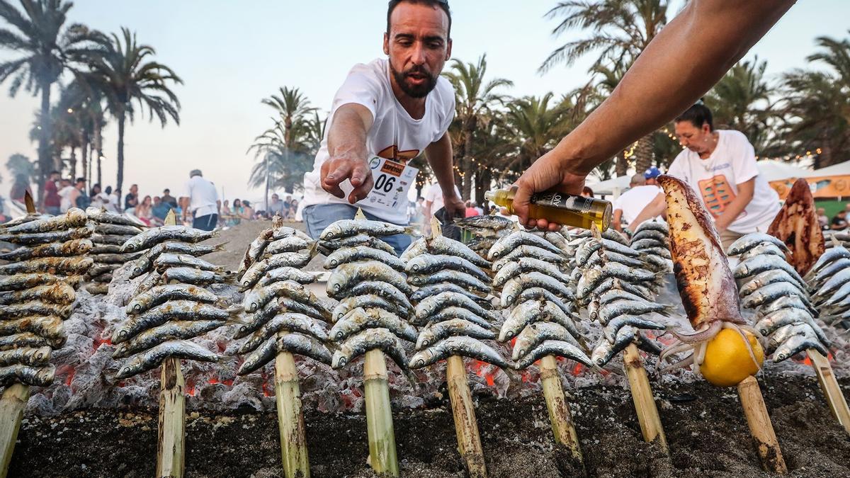 Un espetero ante una barca con espetos de sardinas, producto típicamente malagueño que celebrará su concurso anual al mejor espetero en agosto en Torremolinos